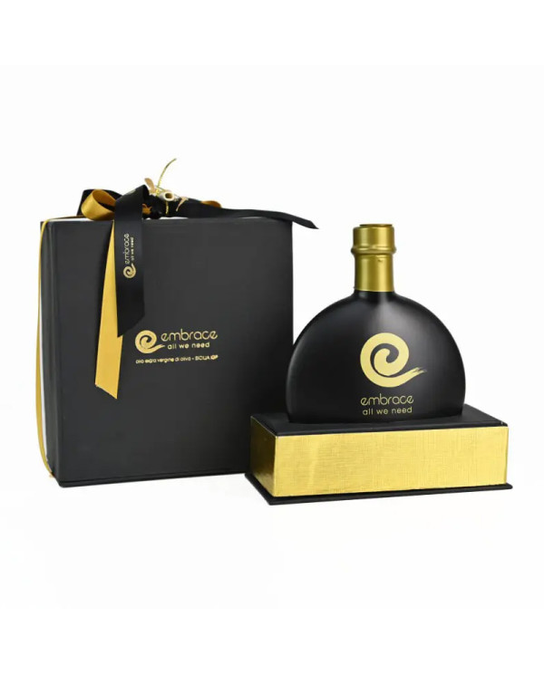 Olio Extravergine di Oliva  Embrace Olio extravergine di oliva Sicilia IGP 500 ml gift box - Evo Embrace 32,56 â‚¬ Olio Extravergine di Oliva  Embrace Olio extravergine di oliva Sicilia IGP 500 ml gift box - Evo Embrace 32,56 â‚¬