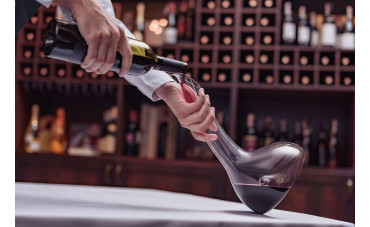 Decantare il vino: cos'è, a cosa serve e come si fa Decantare il vino: cos'è, a cosa serve e come si fa