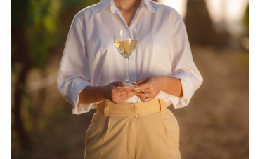 Come tenere in mano un bicchiere di vino: I consigli e le regole da non seguire Come tenere in mano un bicchiere di vino: I consigli e le regole da non seguire