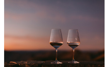 Quanto vino si deve versare nel bicchiere? Quanto vino si deve versare nel bicchiere?